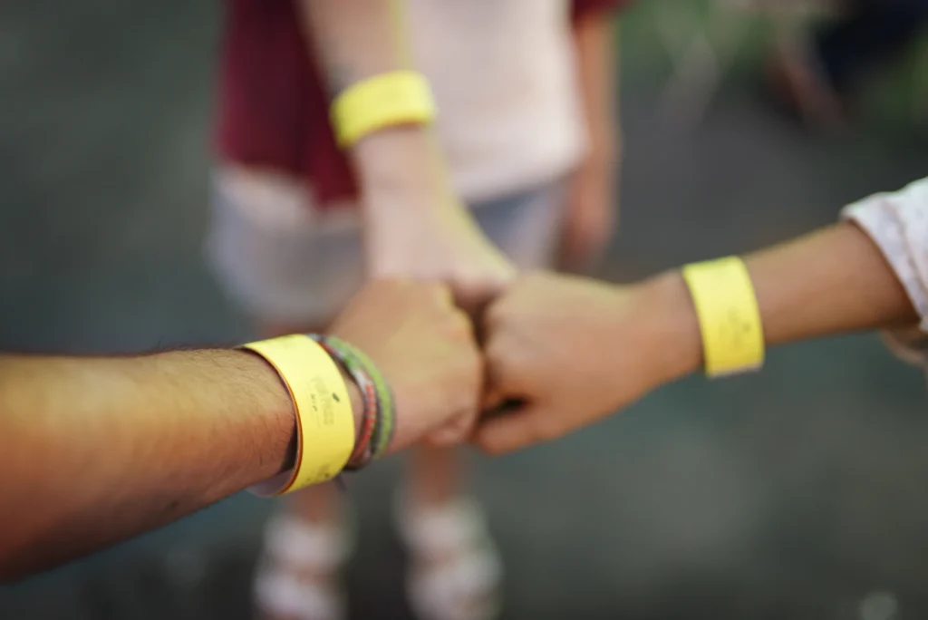 Grupo de personas con pulseras de un festival de música